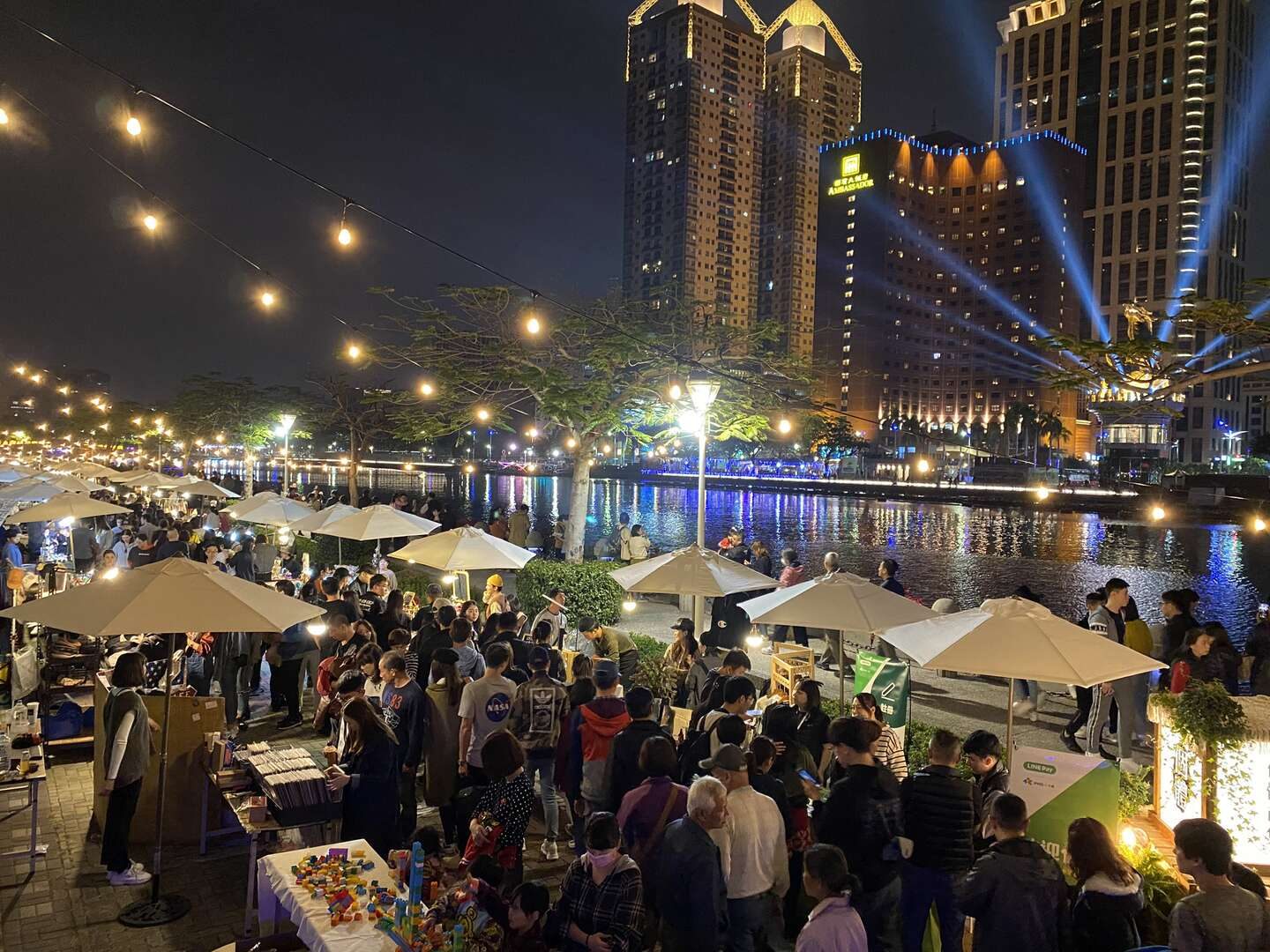 高雄夜生活必去！愛河親水徒步區｜夜景、美食、遊船一次滿足