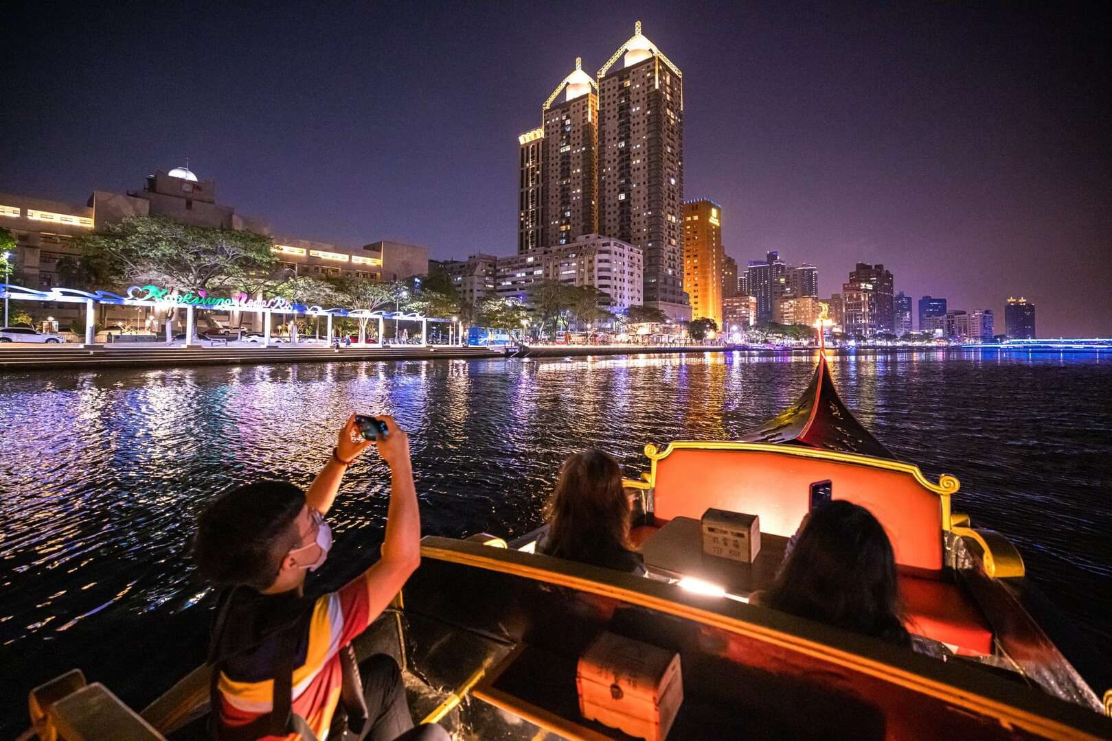 高雄夜生活必去！愛河親水徒步區｜夜景、美食、遊船一次滿足