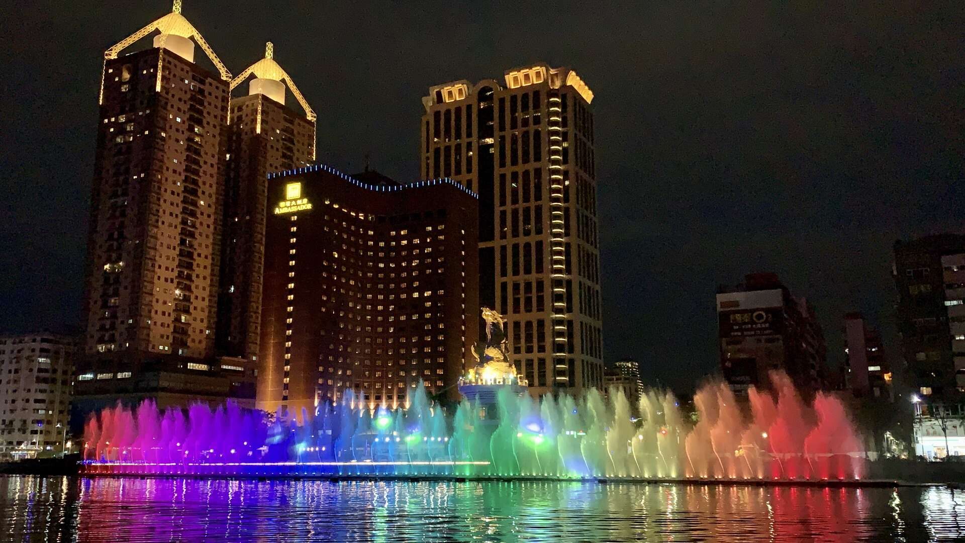 高雄夜生活必去！愛河親水徒步區｜夜景、美食、遊船一次滿足