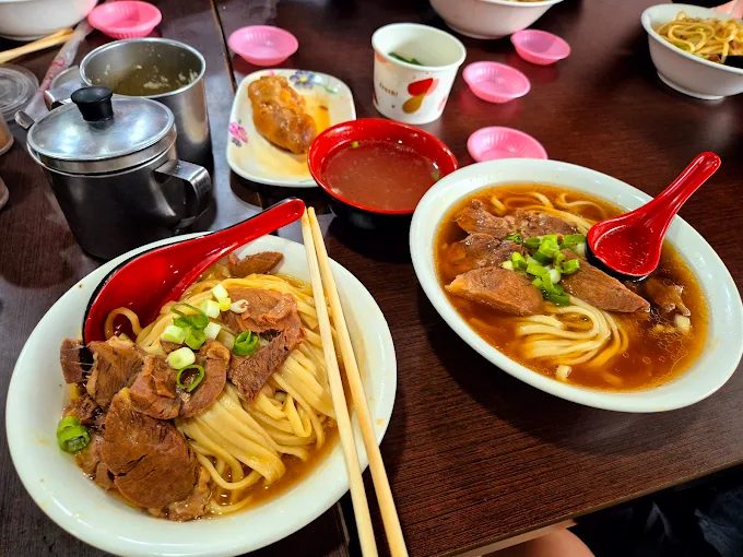 高雄夜生活必去！愛河親水徒步區｜夜景、美食、遊船一次滿足