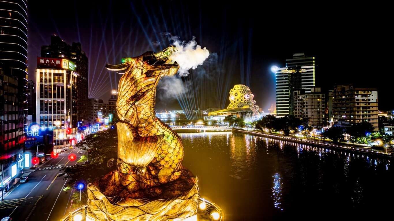 走進高雄愛河旅遊夜色之中，讓船行與燈火陪你度過港都黃昏