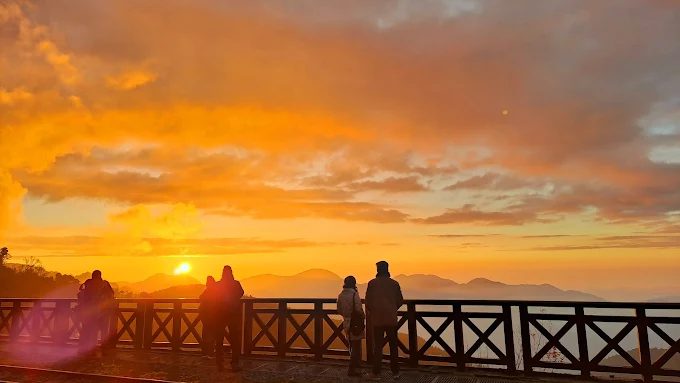 傍晚時分的二萬坪，夕陽將雲層染成火紅色，與下方的雲海形成強烈對比，是攝影師眼中最迷人的魔幻時刻。