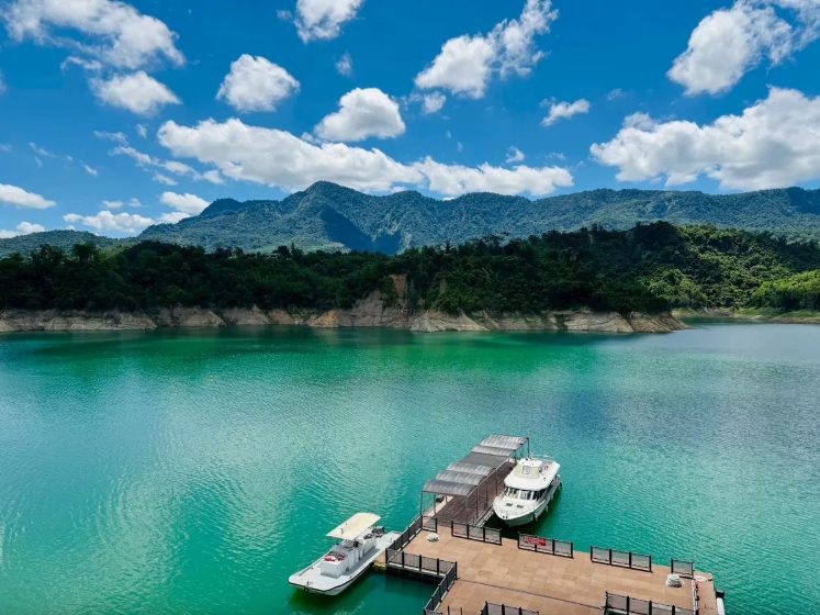 沿著嘉義山路走進曾文水庫,在晨霧與湖光之間搭船慢行看見山水靜靜展開