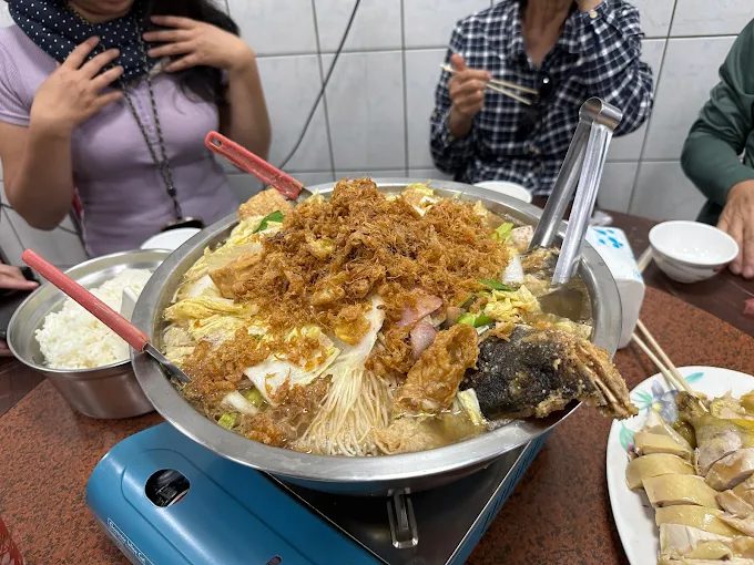 沿著嘉義山路走進曾文水庫,在晨霧與湖光之間搭船慢行看見山水靜靜展開