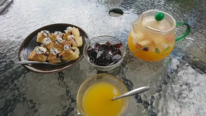 午後來到嘉義曾文水庫搭遊艇穿越峽谷湖灣，讓湖光與山影陪你前行