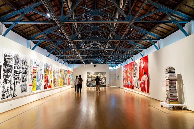 館內展覽空間寬敞明亮，提供多樣化的藝術展出，讓參觀者沉浸於美感氛圍中。