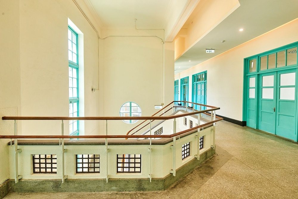 美術館的外牆細節展現了日治時期精湛的磁磚工藝與水平線條美學。