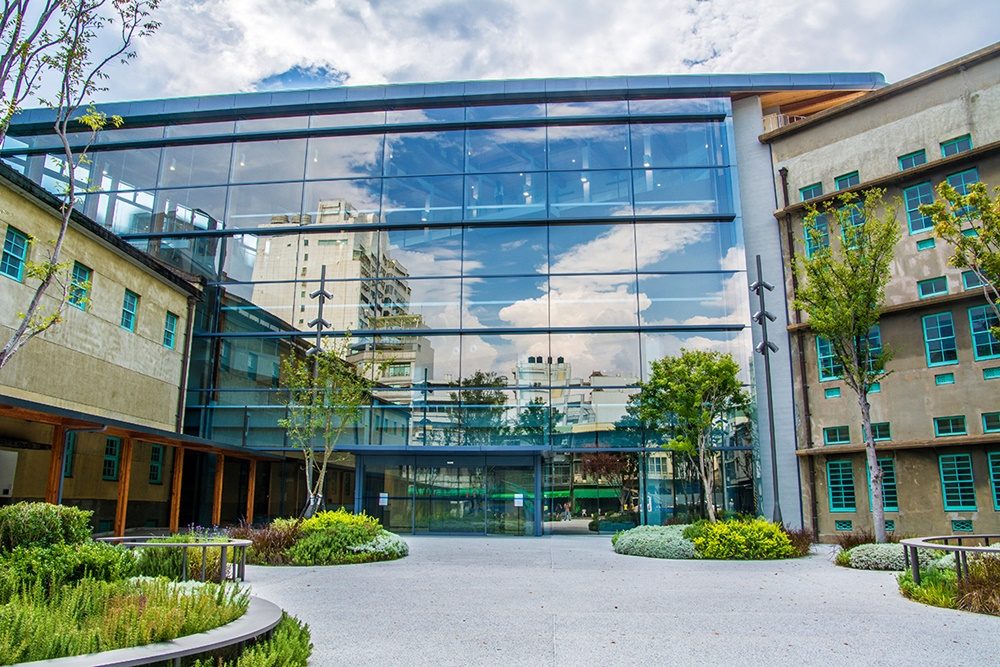 夜幕低垂時的嘉義市立美術館，玻璃帷幕透出的柔和燈光，形成迷人的城市夜景。