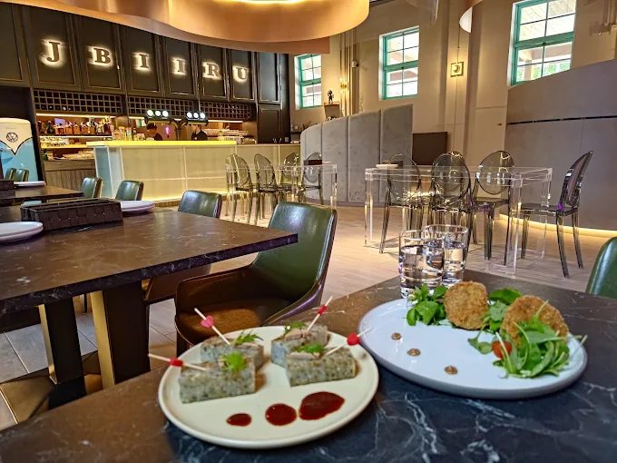 J-BIIRU 嘉啤酒餐酒館結合了藝術主題與美食，是夜間品味嘉義的熱門地點。