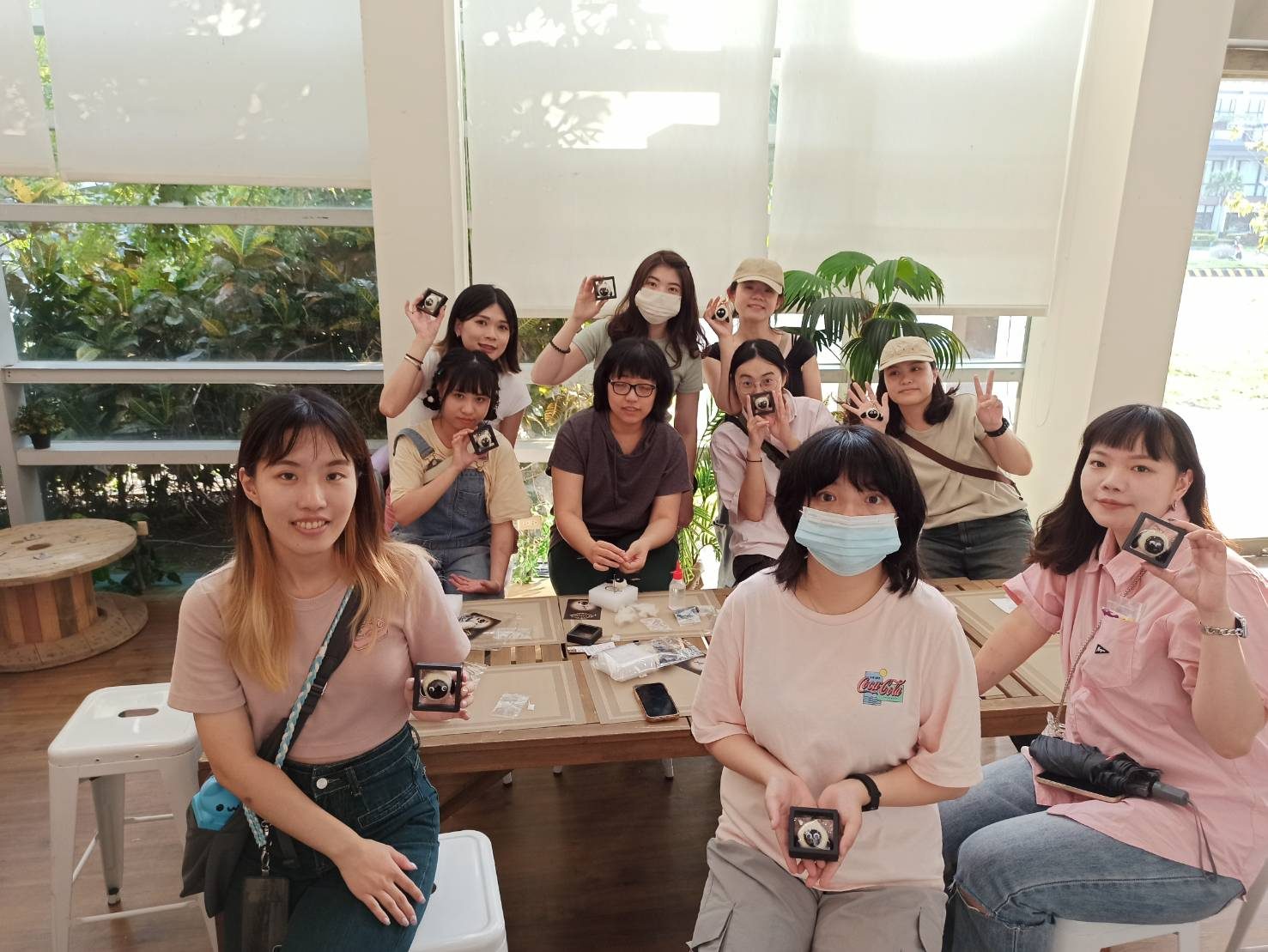 親子在樂園內愉快互動與餵食