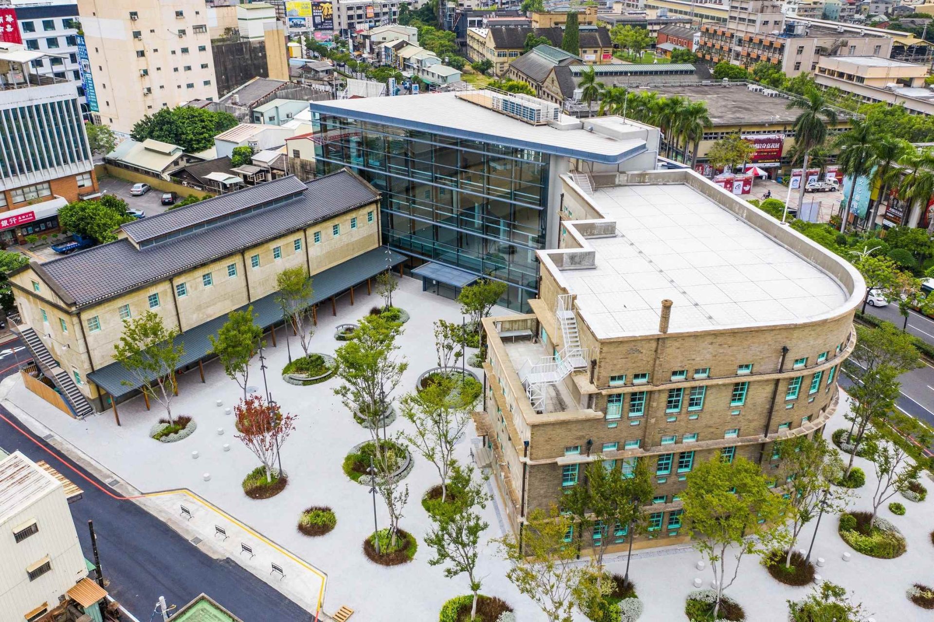 嘉義市立美術館外觀雄偉，融合了古典與現代的設計風格。