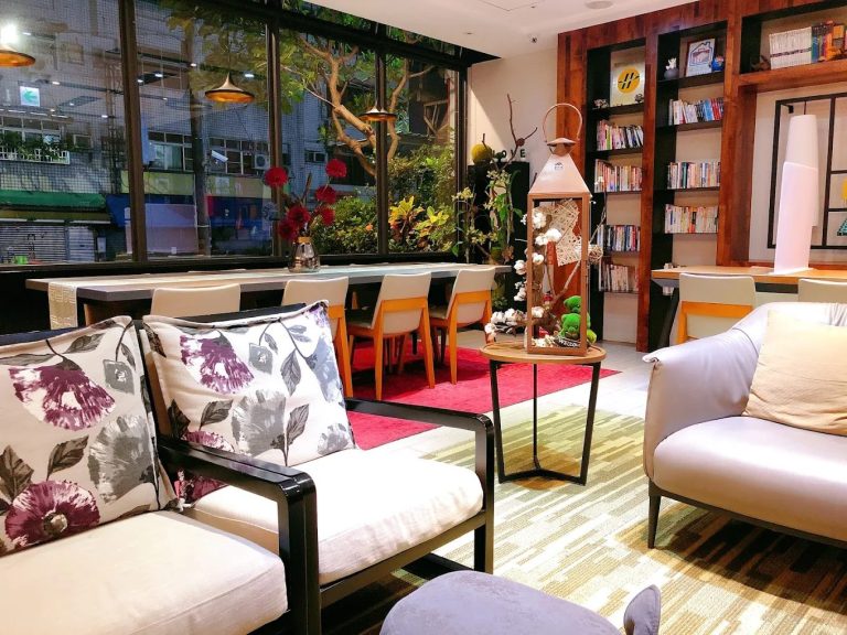 嘉義高CP值住宿推薦｜行藝文旅四人房只要 $1,980，走路就能到車站與夜市！