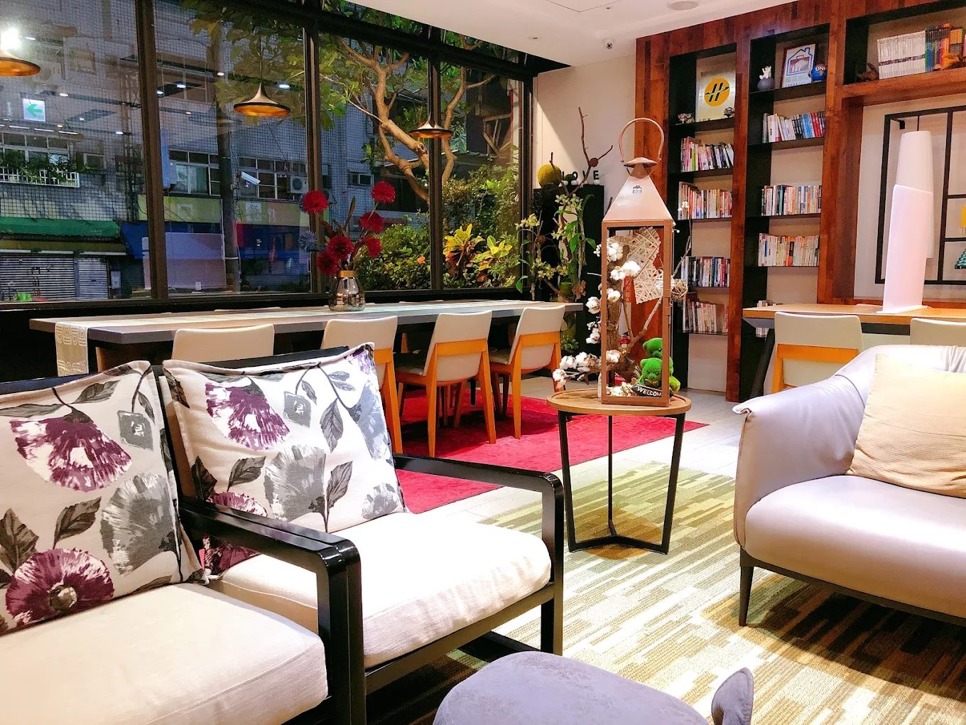 嘉義高CP值住宿推薦｜行藝文旅四人房只要 $1,980，走路就能到車站與夜市！