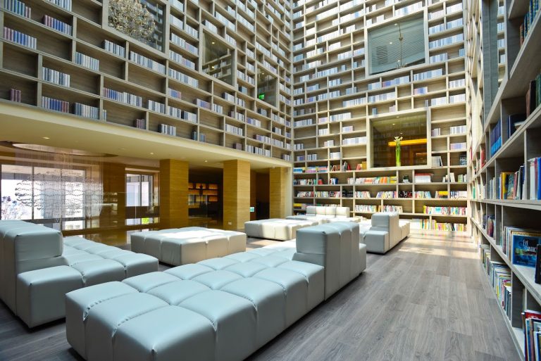 《泡在書海裡的五星湯泉》：北投大地酒店，把圖書館搬進溫泉裡