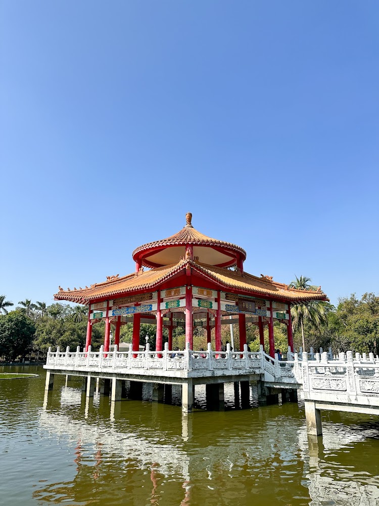 臺南公園廣大的綠地空間與湖水倒影