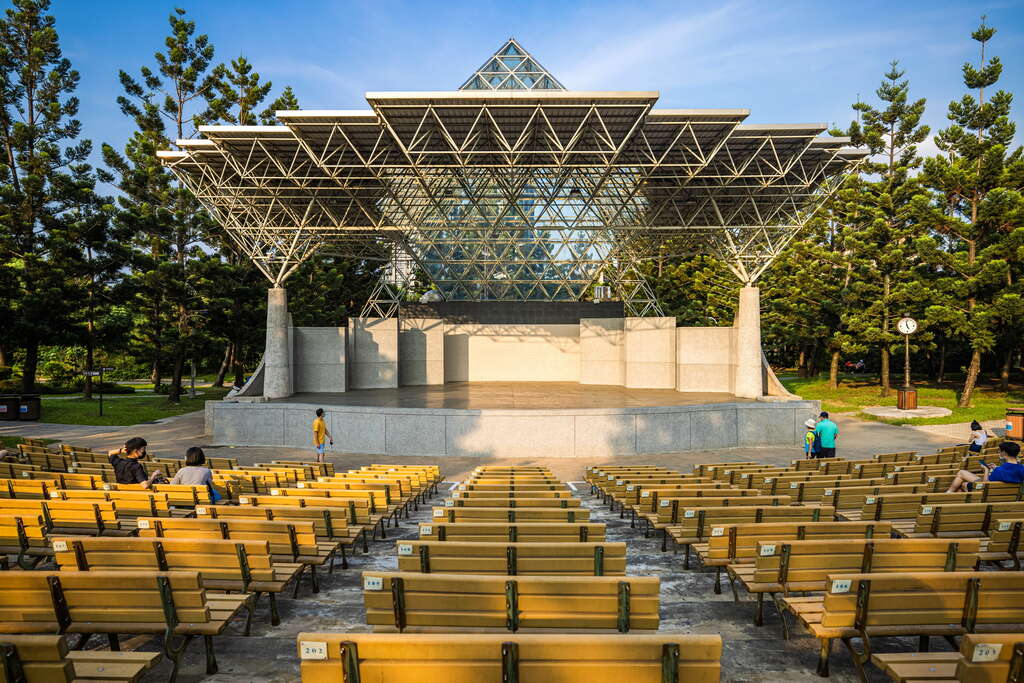 清晨走進大安森林公園,在綠蔭與池水之間慢慢找回呼吸的節奏