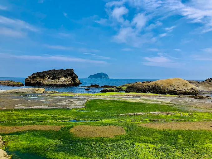 沿著基隆港慢慢走進一日遊節奏，午後看海傍晚登高最後回到夜市煙火氣