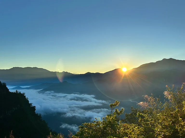 對高岳觀日平台周邊植被豐富，清晨的陽光穿透薄霧，灑在木造平台上，營造出一種靜謐而神聖的氛圍。