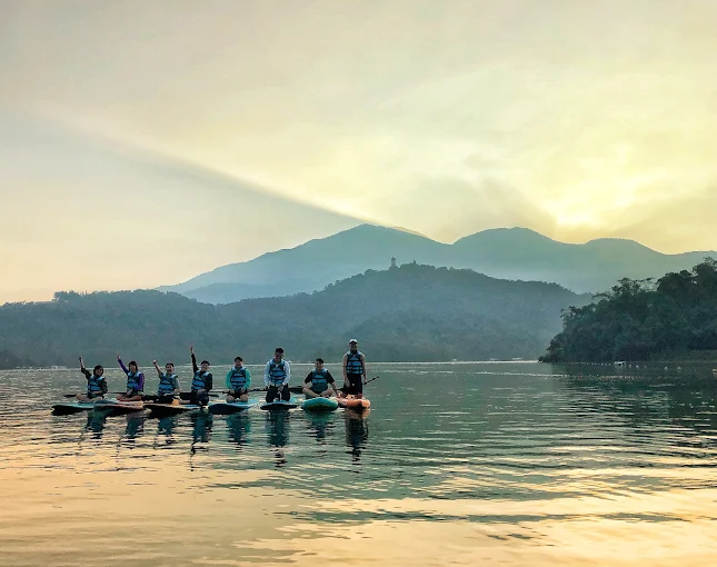 日月潭月牙灣 SUP 體驗｜夢幻湖景、夕陽划槳與必玩攻略