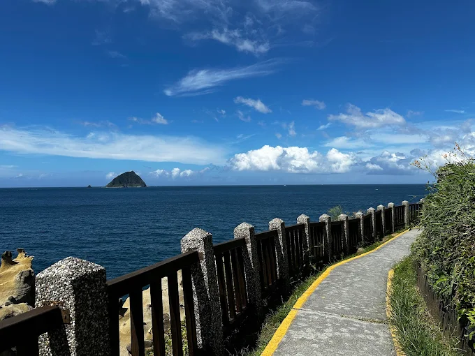 把半天留給基隆和平島地質公園，在奇岩海岸與天然海水泳池之間慢慢旅行