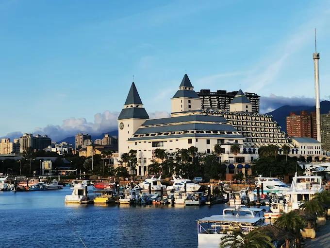 淡水漁人碼頭怎麼玩？情人橋夕陽、夜景美拍與必吃小吃懶人包