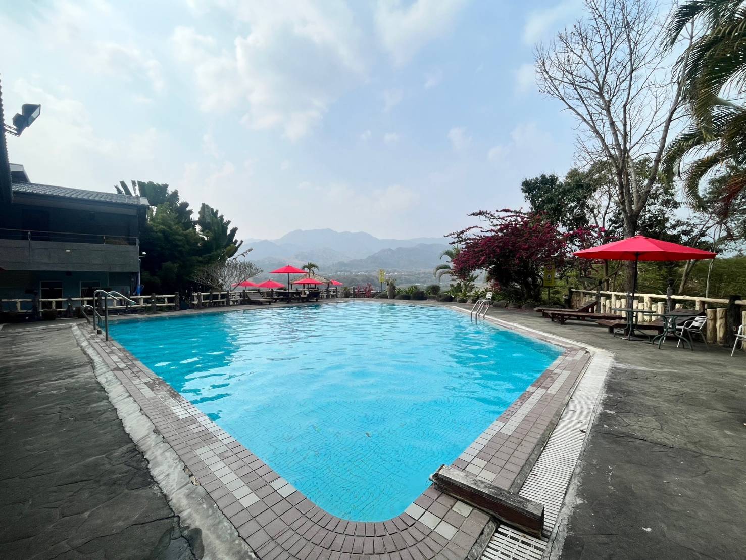 天闊SPA溫泉會館戶外泳池與山林美景