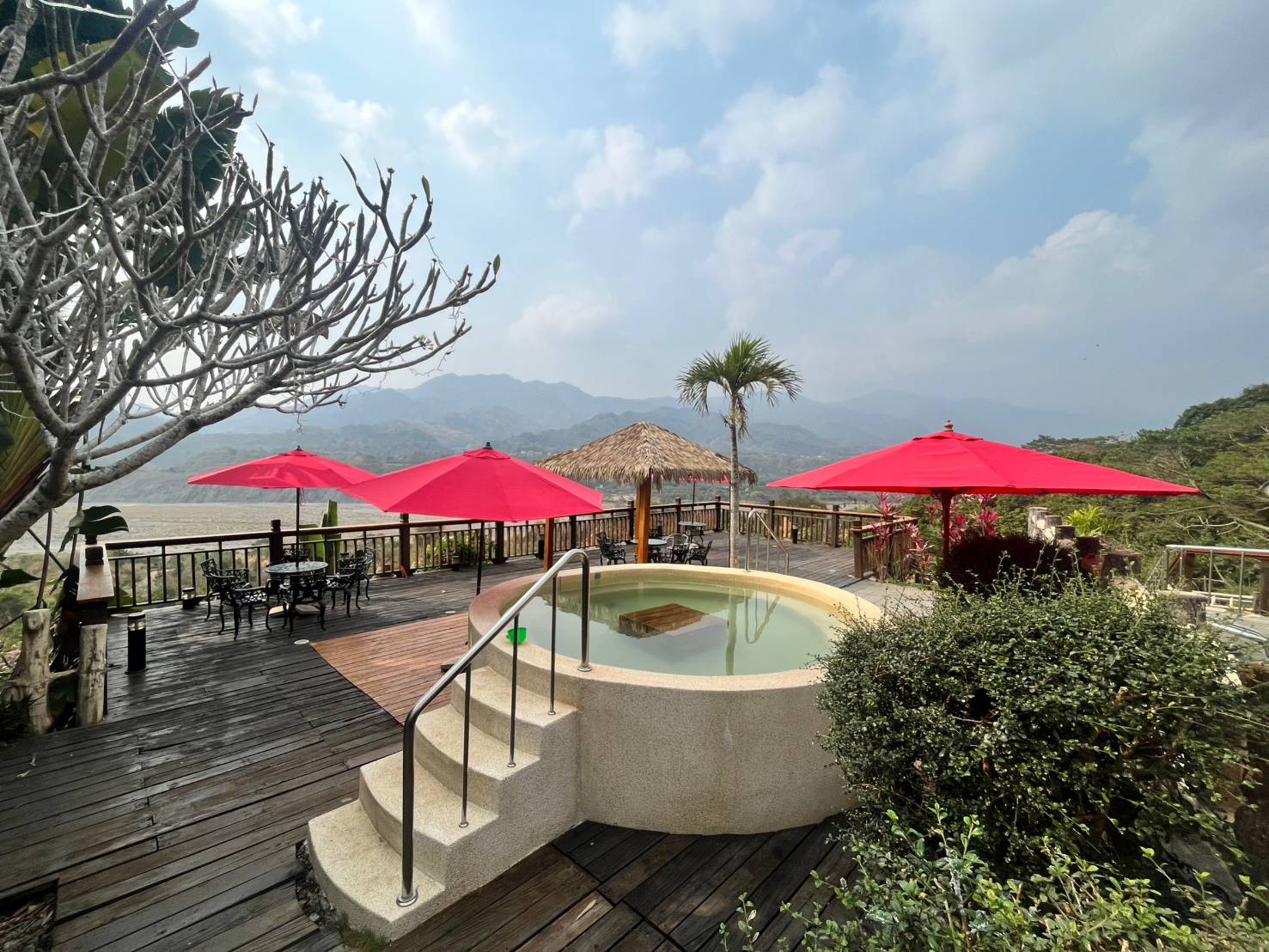 天闊溫泉會館園區景觀與山嵐