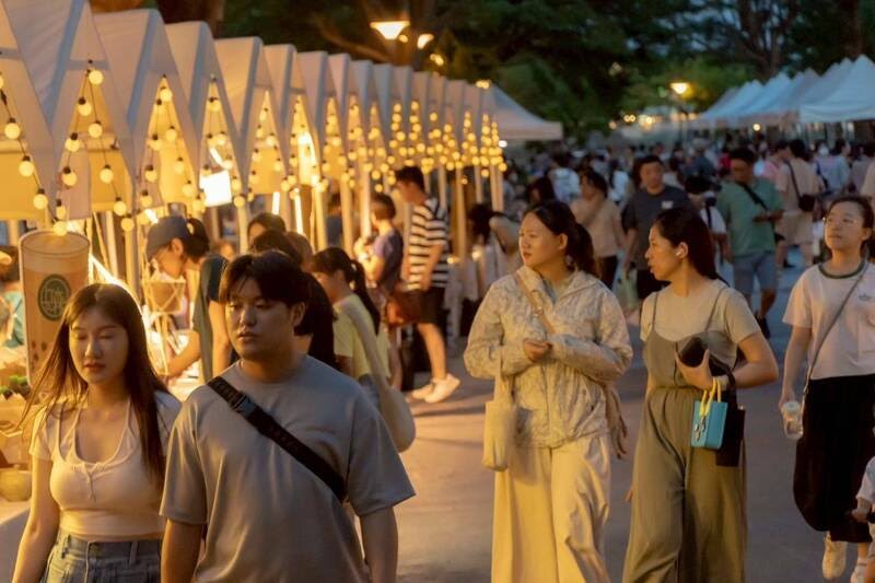 集結在地創意與文青氛圍的好市市集，吸引眾多遊客造訪