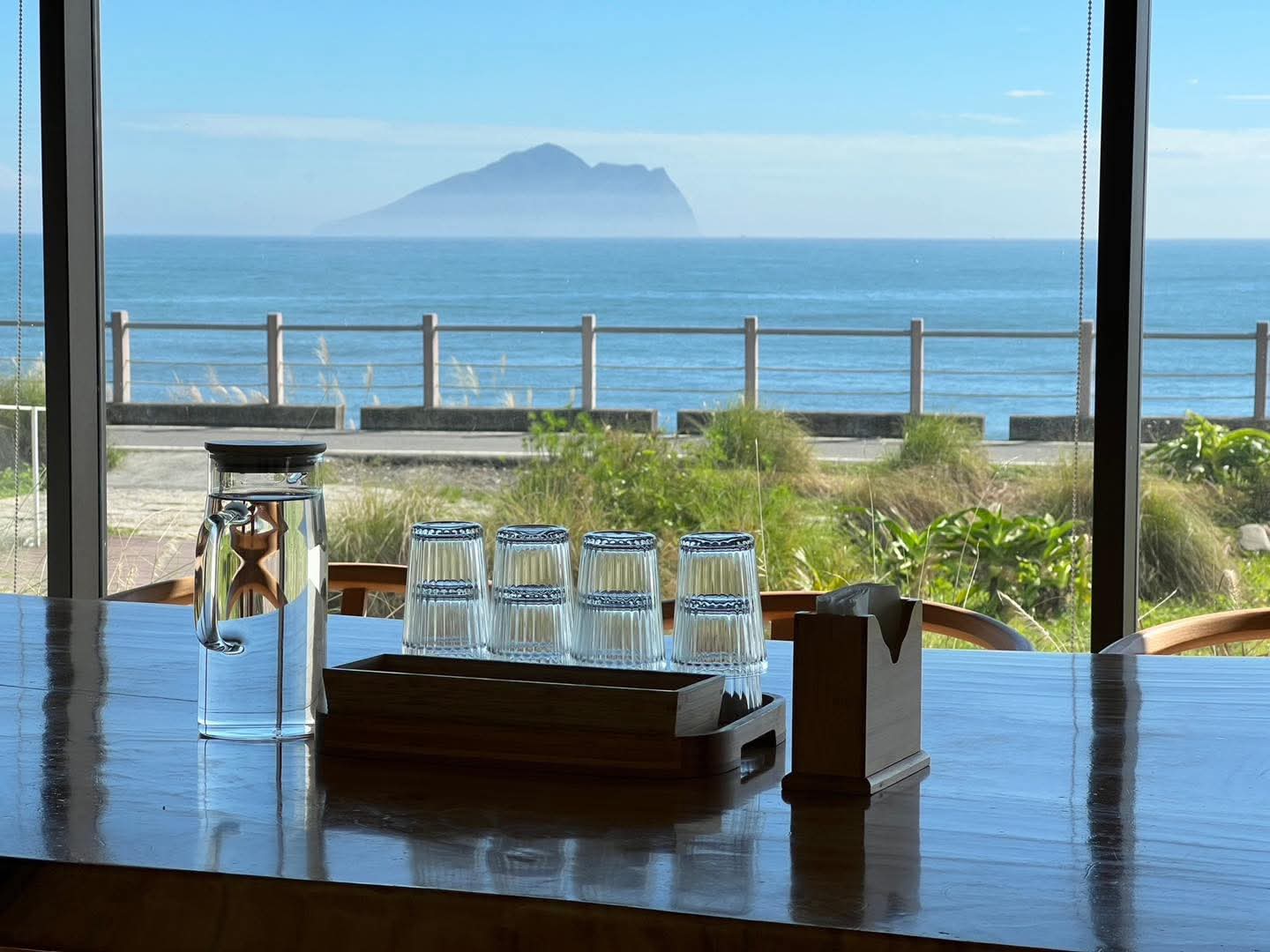 在滿山望海享用精緻下午茶，窗外就是一望無際的海洋與壯觀的龜山島。