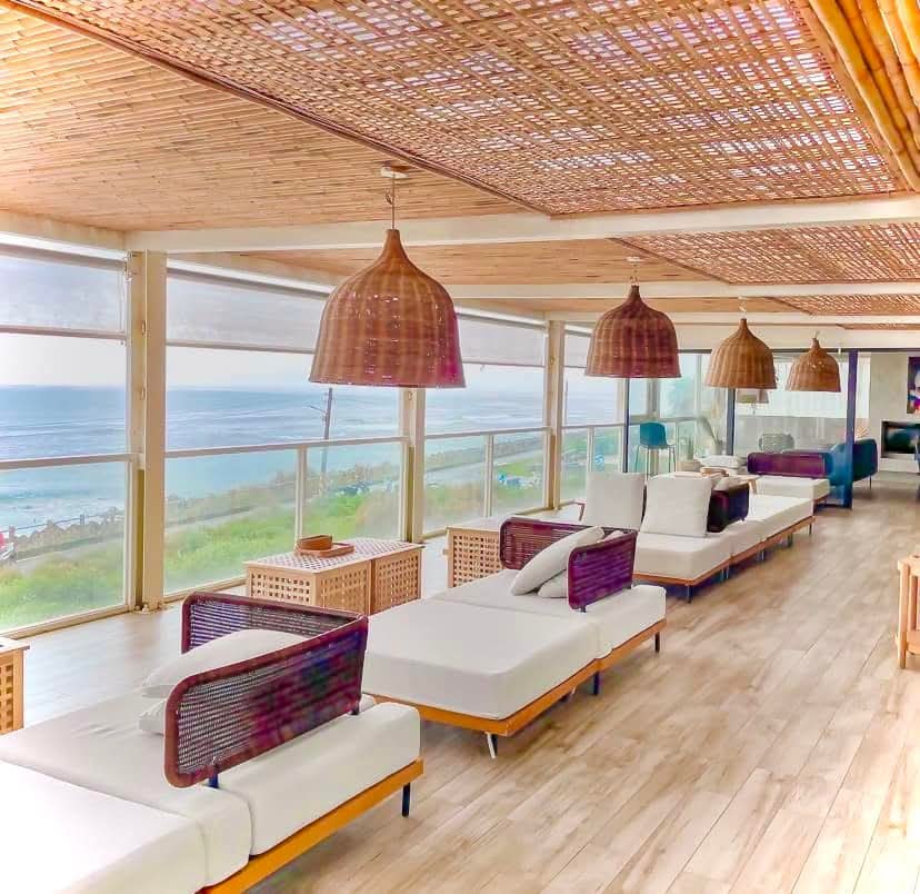 滿山望海咖啡廳擁有遼闊的視覺享受，純白色的建築設計吸引許多旅人駐足。