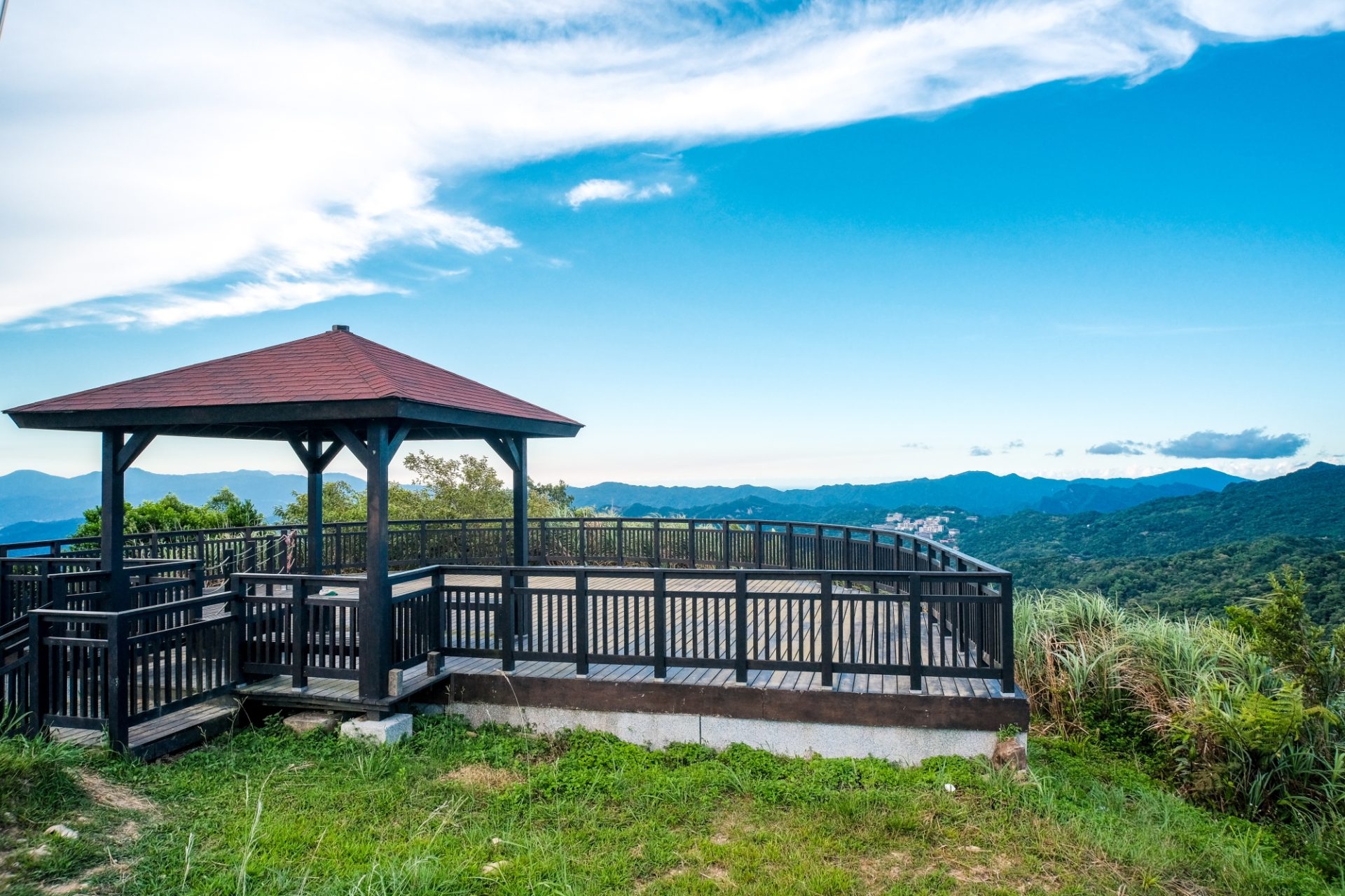 在新北淡蘭古道沿著溪水慢慢前行，從石碇到雙溪走進被森林包圍的古老山徑