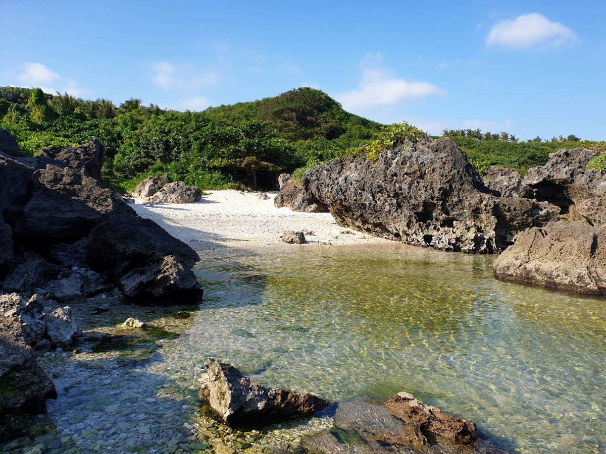 沿著恆春半島海岸慢慢前行，在墾丁秘境小狗灣與小巴里島岩遇見透明海水與靜靜海風
