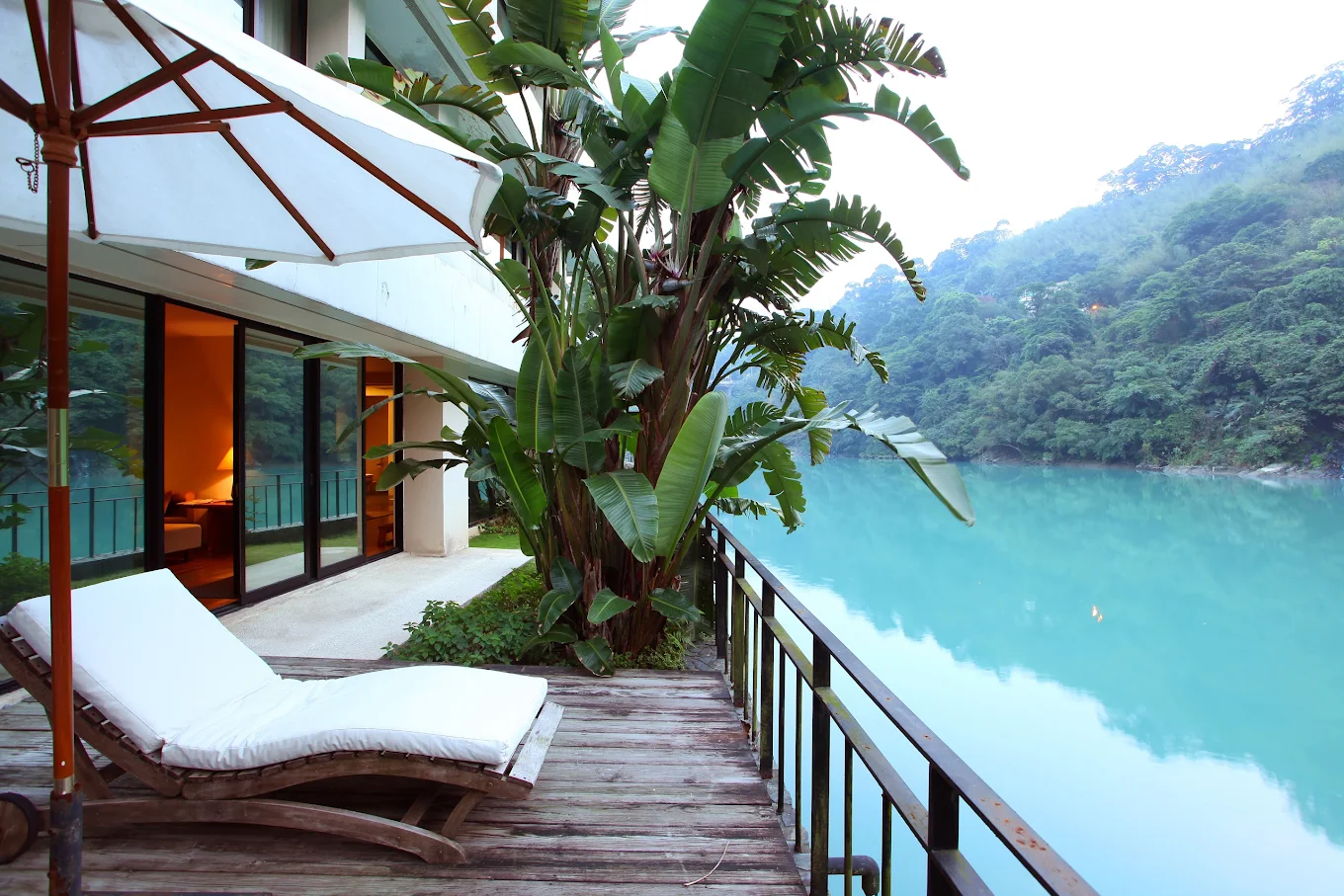 走進烏來的那條山路，三間溫泉會館讓你在霧與水之間找到剛剛好的自己