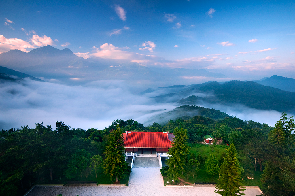 清晨的霧氣、午後的茶香、夜裡的燈影，每一刻都寫著南投的溫度