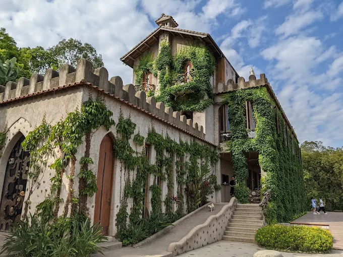 當雲霧滑過山稜，苗栗天空之城的藤蔓古堡正靜靜甦醒