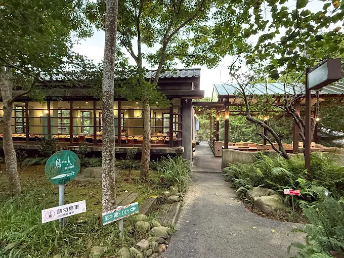 當雲霧滑過山稜，苗栗天空之城的藤蔓古堡正靜靜甦醒