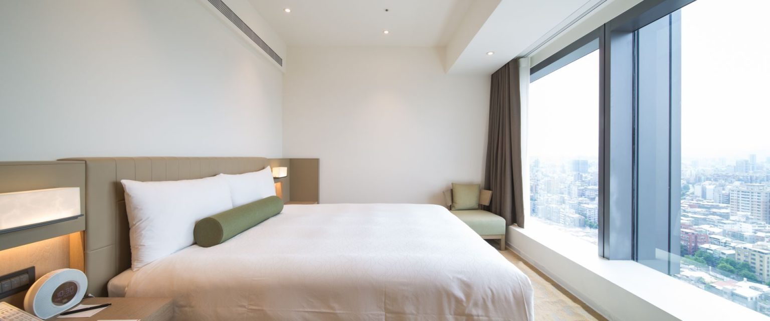 剝皮寮的紅磚、龍山寺的鐘聲｜回到房間卻有五星級的擁抱，這就是台北凱達