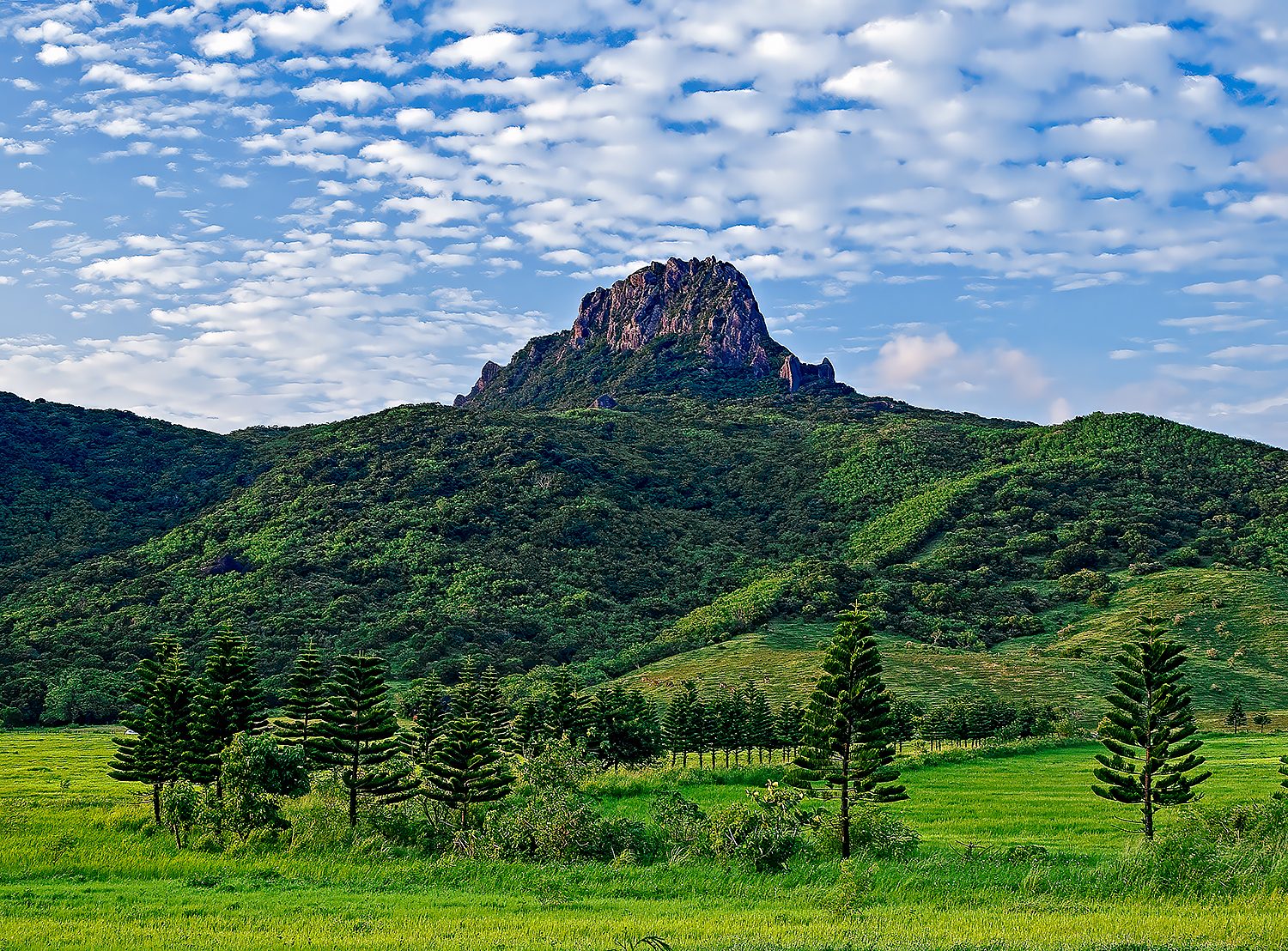 走進台版《海上牧雲記》｜墾丁龍磐草原到鵝鑾鼻燈塔，才懂何謂海天一線