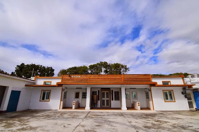 不是迷路，是「迷上這片藍」｜貓鼻頭一日遊，從海蝕崖到海鮮桌