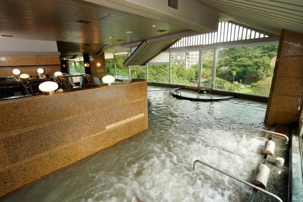 在北投山霧升起的傍晚找一間溫泉飯店，讓整個週末都慢下來