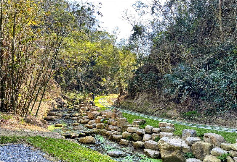 沿著苗栗三義勝興車站出發，在舊山線隧道與鐵橋之間展開一段慢慢的旅程