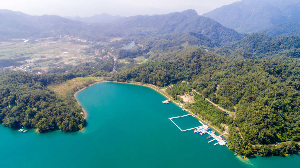 秋風掠過南投湖畔與森林，一趟從日月潭到天空之橋的柔光散步旅程