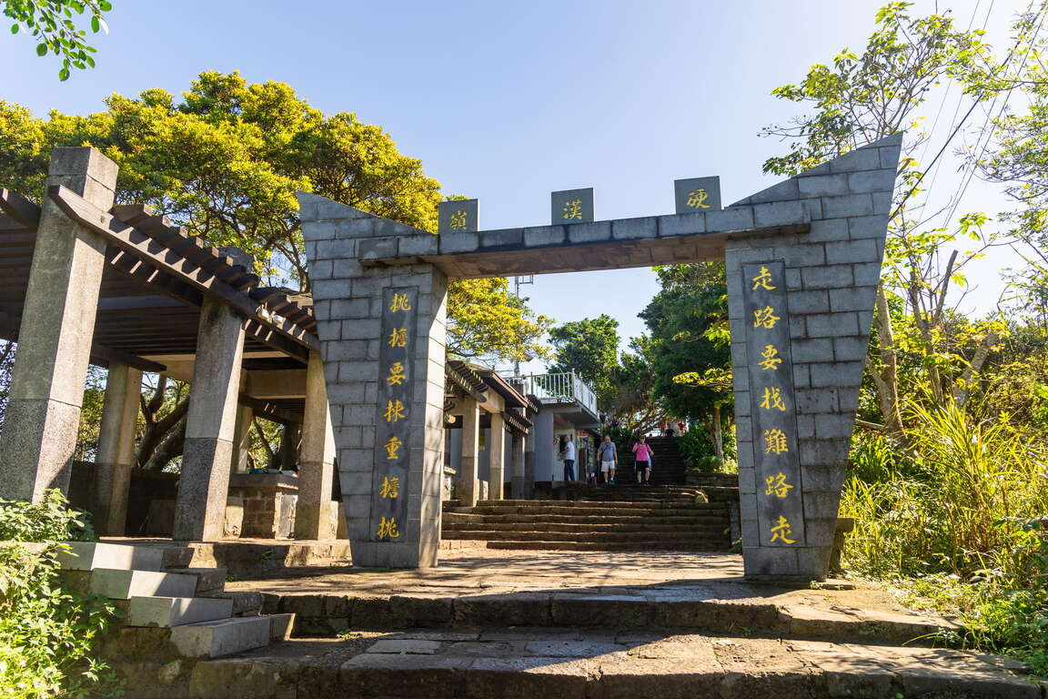 當風掠過觀音山的樹梢，你正沿著石階登頂，迎面是一場北部最柔軟的雲海