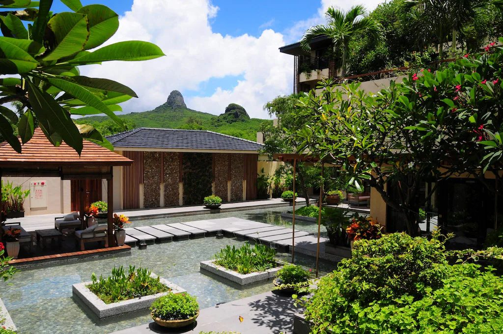 當午後陽光灑在小灣沙灘上，墾丁凱撒大飯店的海景房成了最溫柔的避風處