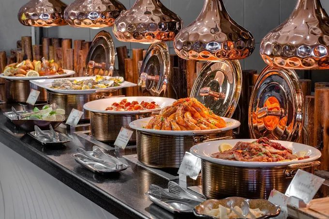 當午後陽光灑在小灣沙灘上，墾丁凱撒大飯店的海景房成了最溫柔的避風處