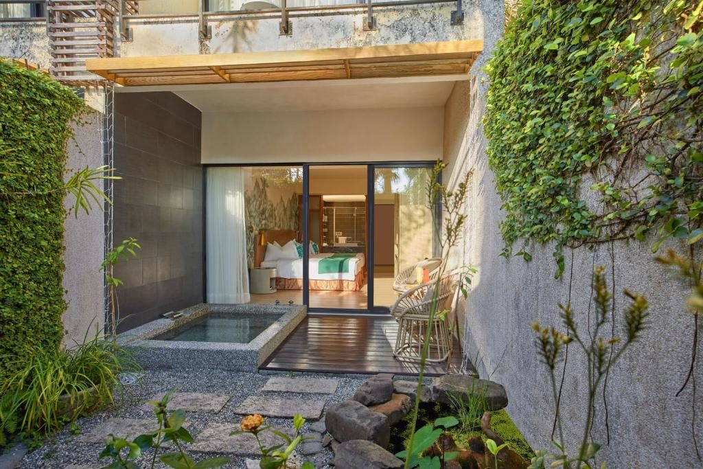 當午後陽光灑在小灣沙灘上，墾丁凱撒大飯店的海景房成了最溫柔的避風處