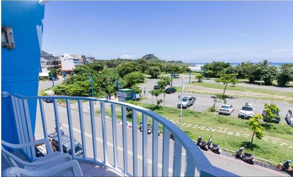 在墾丁心語 VILLA 迎著南國海風，看日落灑滿整片大灣沙灘