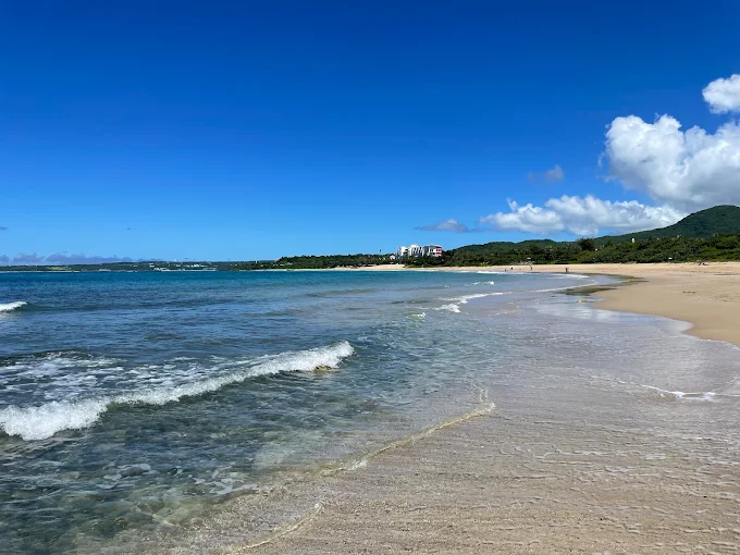 在墾丁心語 VILLA 迎著南國海風，看日落灑滿整片大灣沙灘