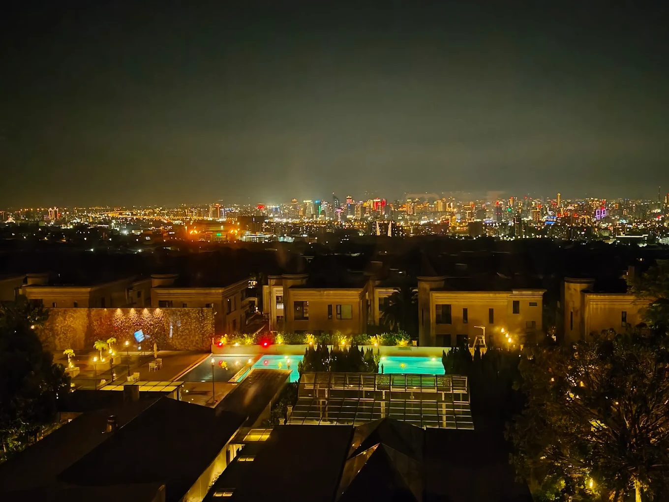 台中唯一夜景溫泉飯店！清新溫泉飯店一泊一食 NT$3,780 起，房內就能邊泡湯邊看夜景 🌙