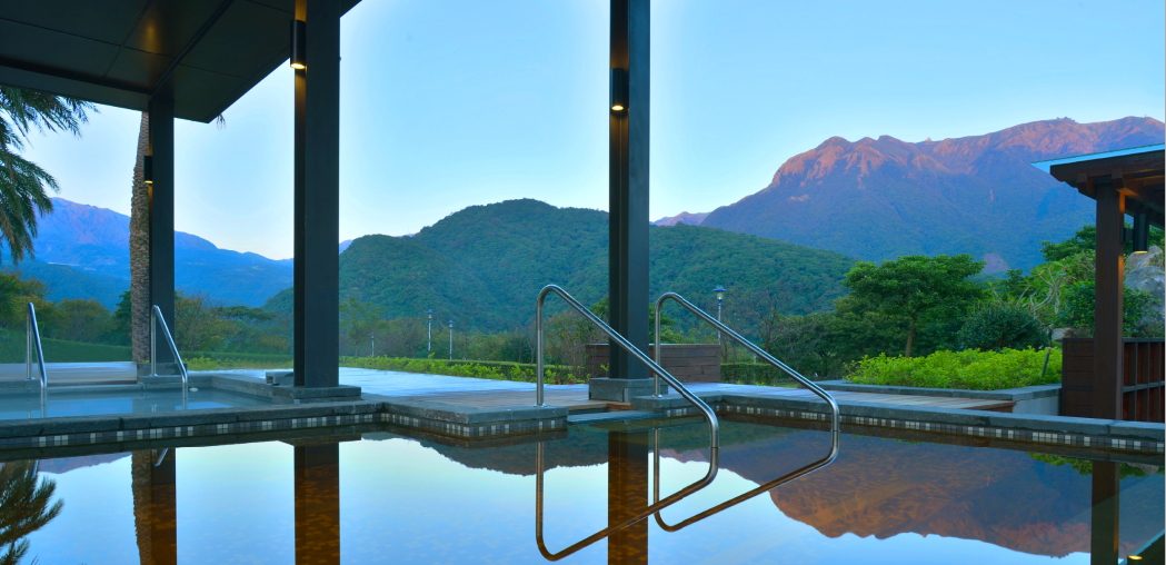 登上陽明山國家公園七星山，貼近小油坑噴氣，在台北後花園走一圈四季風景